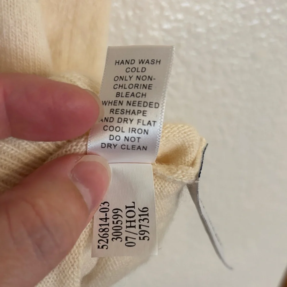BANANA REPUBLIC Lambs Wool Cashmere blend Vest in Cream